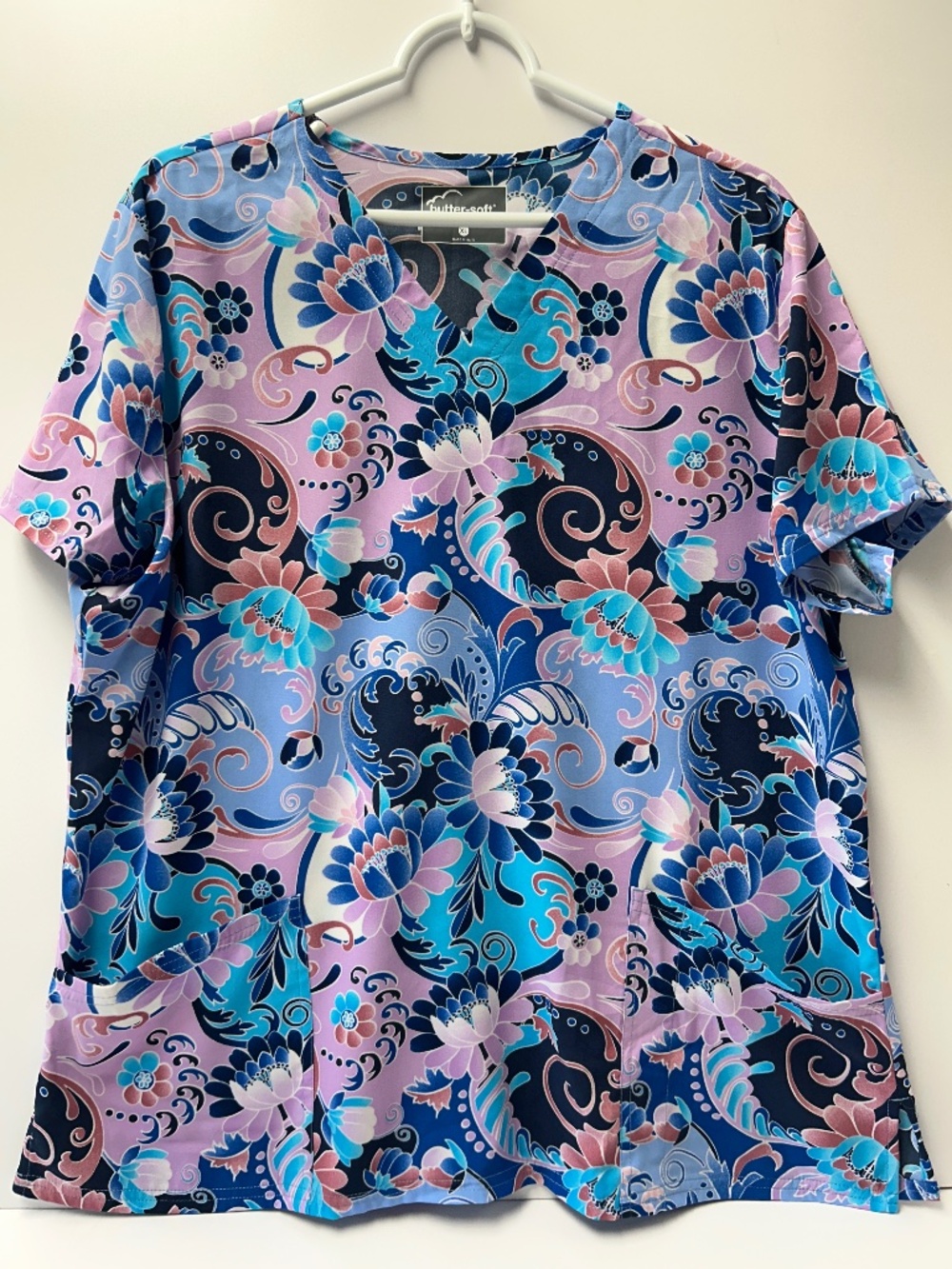 Buttersoft Stretch Blue Purple Floral V Neck 3 Pocket Scrub Top Size XL